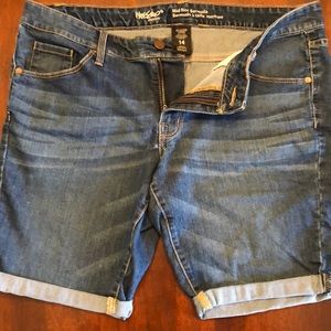 Women’s Bermuda shorts